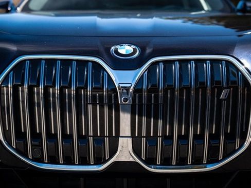 Used 2023 BMW i7 xDrive60 w/ Executive Package 2 image 18