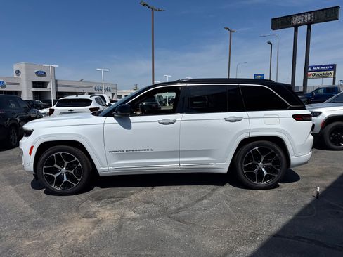 Used 2024 Jeep Grand Cherokee Summit AWD/4WD image 3