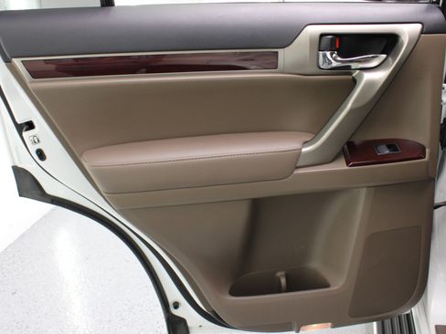 Used 2017 Lexus GX 460 Premium image 41