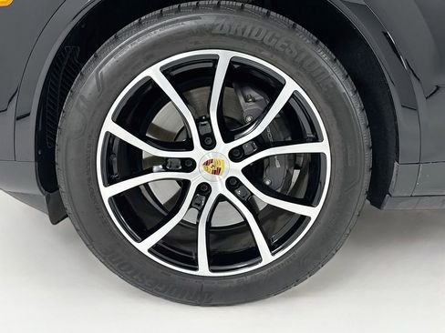 Certified 2024 Porsche Cayenne AWD/4WD image 32