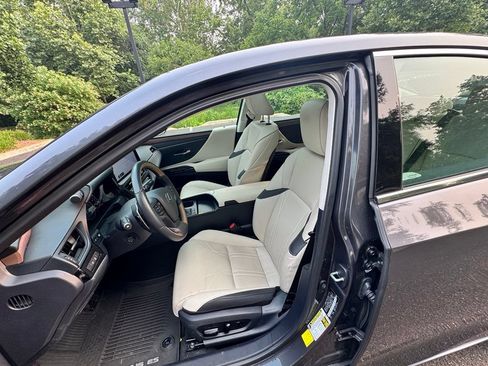 Used 2025 Lexus ES 300h w/ Luxury Package FWD image 2