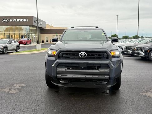 Used 2025 Toyota 4Runner SR5 AWD/4WD image 2