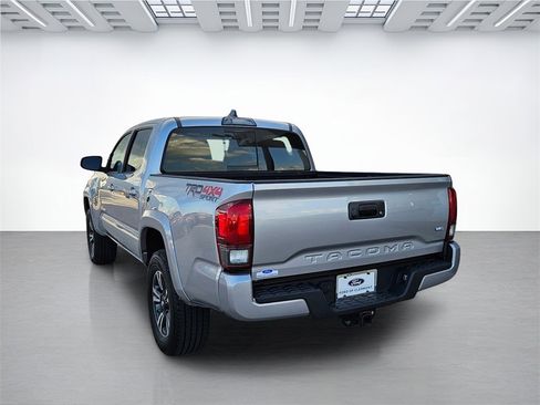 Used 2018 Toyota Tacoma TRD Sport image 7