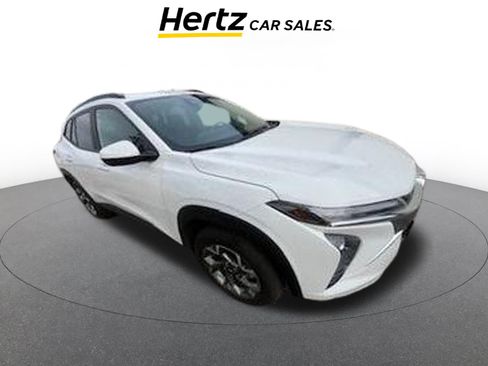 Used 2025 Chevrolet Trax LT image 1