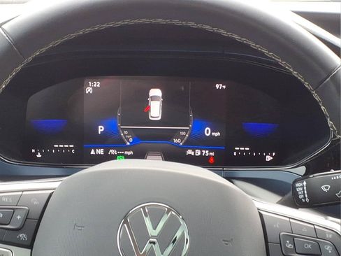 Used 2024 Volkswagen Taos SE w/ Panoramic Sunroof Package FWD image 11
