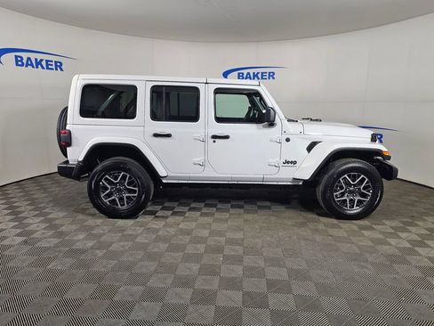 Used 2025 Jeep Wrangler Unlimited Sahara AWD/4WD image 15