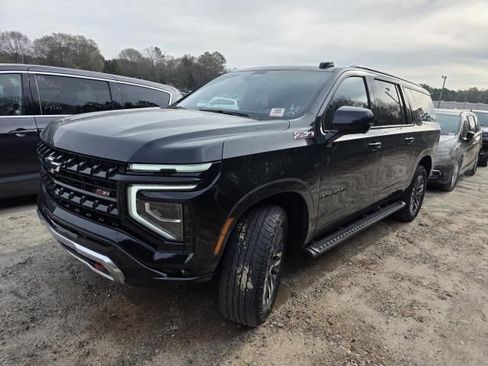 Used 2025 Chevrolet Suburban Z71 image 3