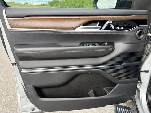Used 2023 Jeep Grand Wagoneer Series II AWD/4WD image 10