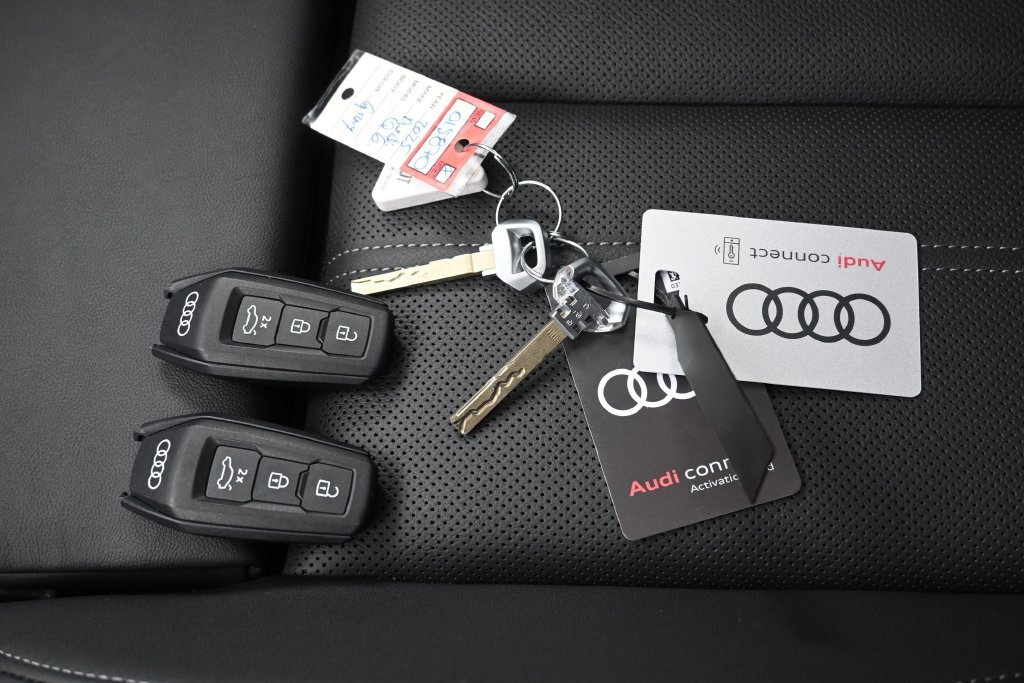 Used 2025 Audi Q6 e-tron Premium Plus w/ Premium Plus AWD/4WD image 28