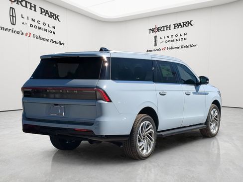 New 2026 Lincoln Navigator L Premier AWD/4WD image 3