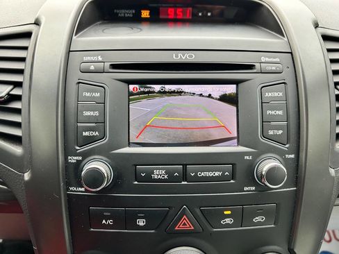 Used 2013 Kia Sorento LX w/ Convenience Pkg image 21