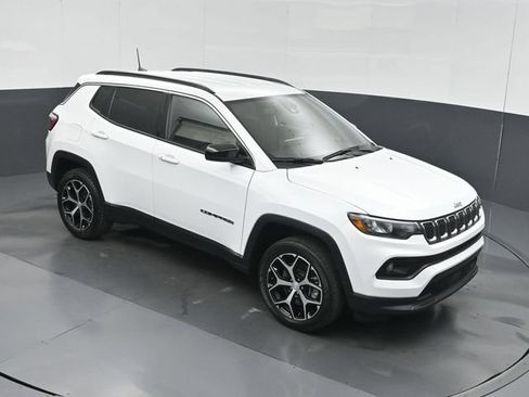 Used 2024 Jeep Compass Latitude w/ Altitude Special Edition AWD/4WD image 34
