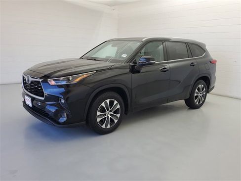 Used 2021 Toyota Highlander XLE image 1