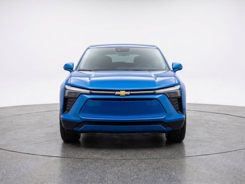 Used 2025 Chevrolet Blazer LT FWD image 2