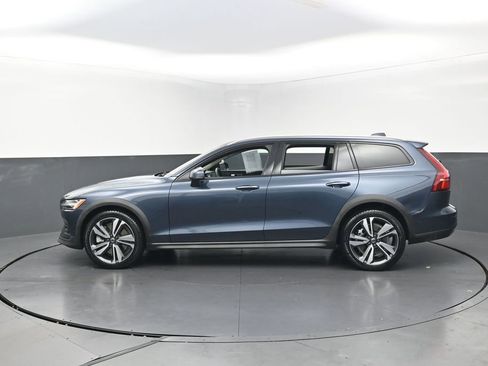 Used 2023 Volvo V60 B5 Cross Country Plus w/ Climate Package image 11