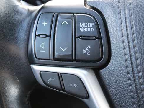 Used 2018 Toyota Highlander Plus w/ Carpet Mat Package (TMS) AWD/4WD image 25