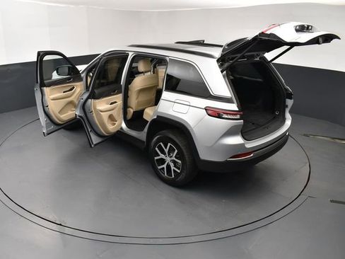 Used 2024 Jeep Grand Cherokee Limited w/ Luxury Tech Group II image 28