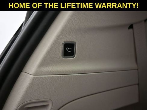 Used 2024 Chrysler Pacifica Touring-L image 39