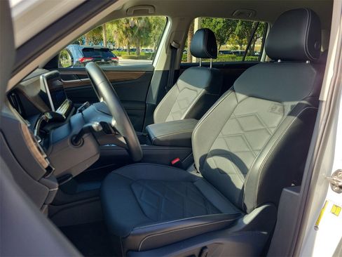 Used 2025 Volkswagen Atlas SE image 17