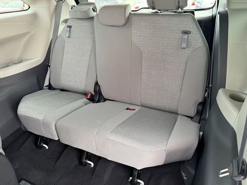 Used 2022 Toyota Sienna LE FWD image 18