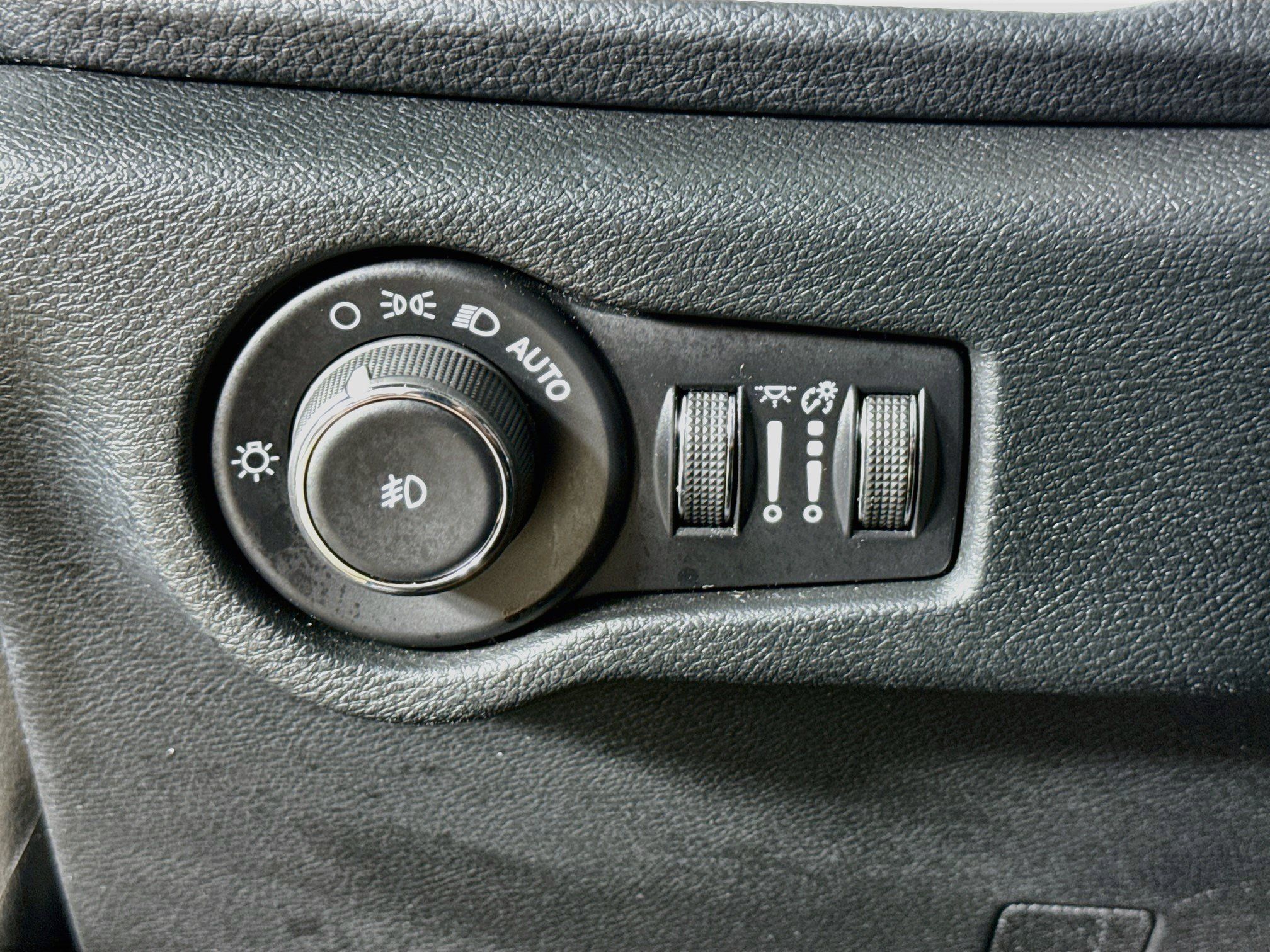 Used 2024 Chrysler Pacifica Touring FWD image 9