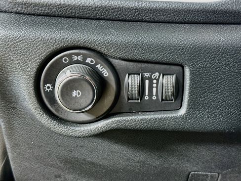 Used 2024 Chrysler Pacifica Touring FWD image 9