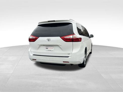 Used 2018 Toyota Sienna LE image 5