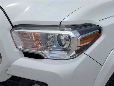Used 2022 Toyota Tacoma SR5 w/ Technology Package RWD image 9