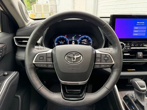 Used 2023 Toyota Highlander Platinum FWD image 11