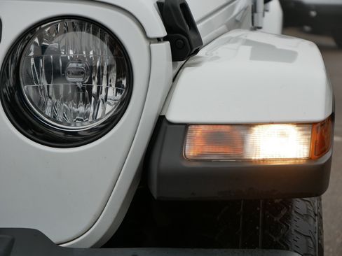 Used 2021 Jeep Wrangler Unlimited Sahara image 9