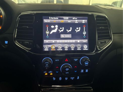 Used 2021 Jeep Grand Cherokee Laredo X AWD/4WD image 8