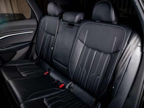 Used 2024 Audi Q8 e-tron Prestige image 26