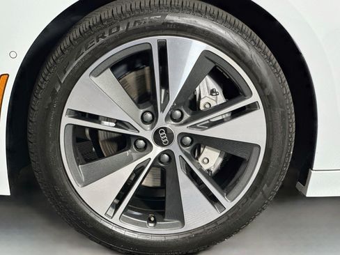 Used 2025 Audi A6 e-tron Premium RWD image 11