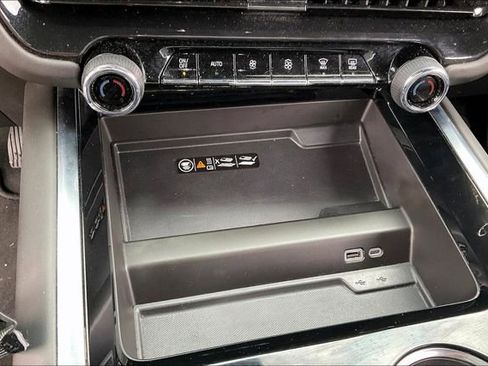 Used 2025 Chevrolet Suburban Z71 AWD/4WD image 15