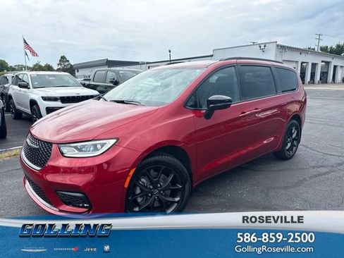Used 2025 Chrysler Pacifica Limited w/ Trailer Tow Group AWD/4WD image 1