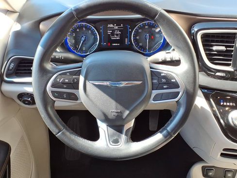 Used 2017 Chrysler Pacifica Touring-L FWD image 13