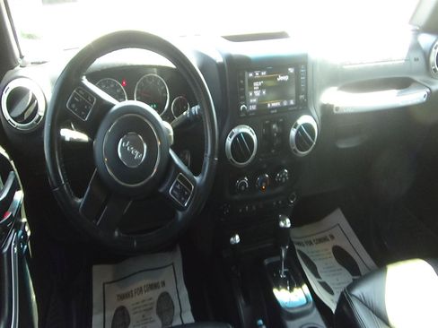 Used 2018 Jeep Wrangler Unlimited Rubicon w/ Cold Weather Group AWD/4WD image 11