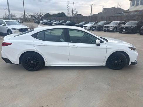Used 2025 Toyota Camry SE image 4