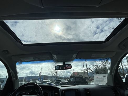 Used 2017 Toyota Sequoia Platinum image 30