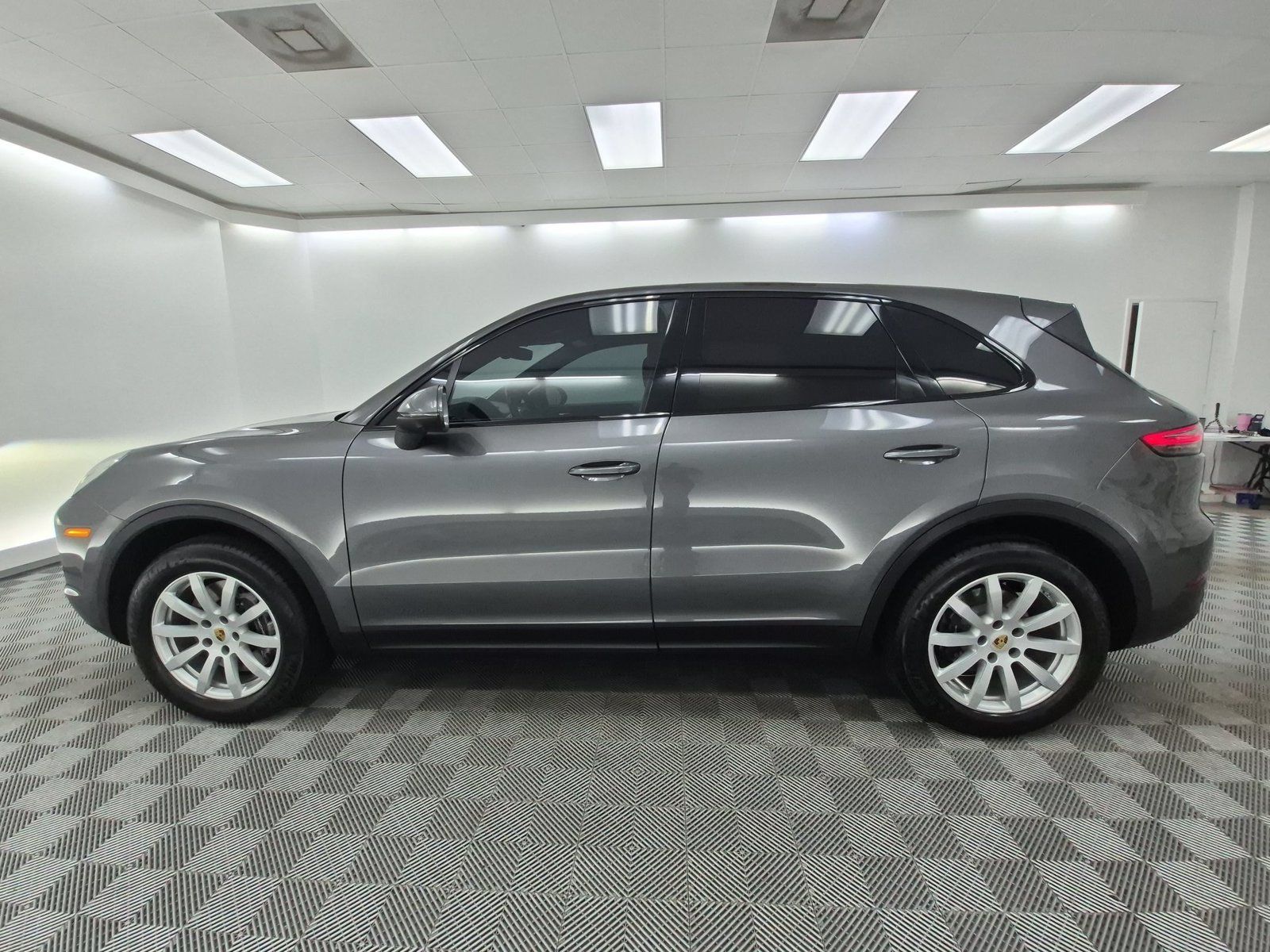 Used 2021 Porsche Cayenne AWD/4WD image 2
