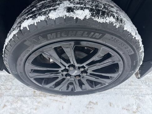 Used 2022 GMC Acadia SLT w/ Elevation Edition image 16