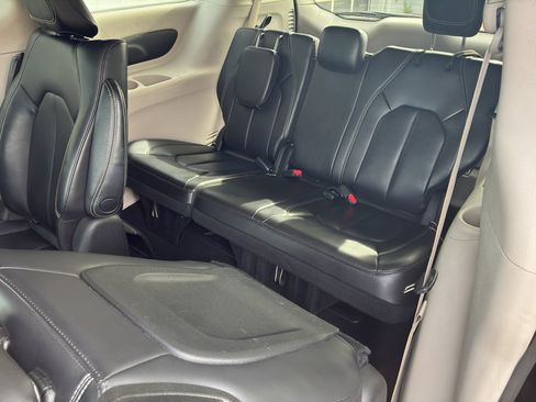 Used 2023 Chrysler Pacifica Touring-L FWD image 11