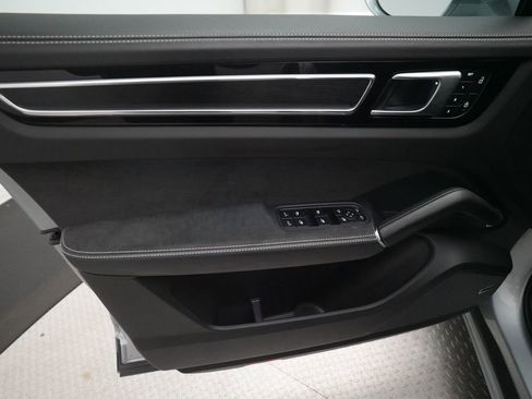 Certified 2023 Porsche Cayenne GTS AWD/4WD image 11