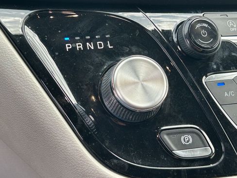 Used 2020 Chrysler Pacifica Touring-L FWD image 15