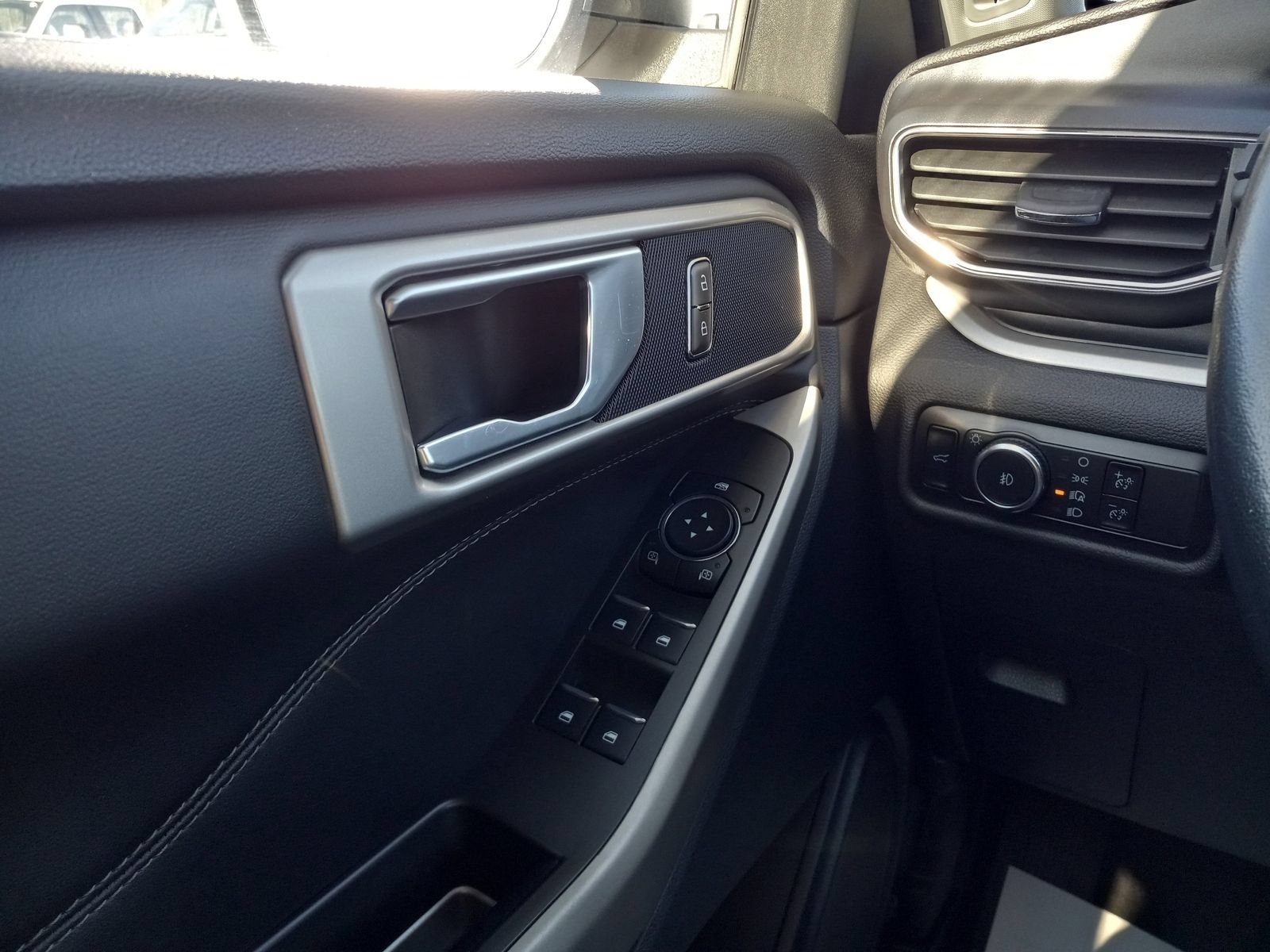 Used 2023 Ford Explorer XLT w/ Equipment Group 202A RWD image 28