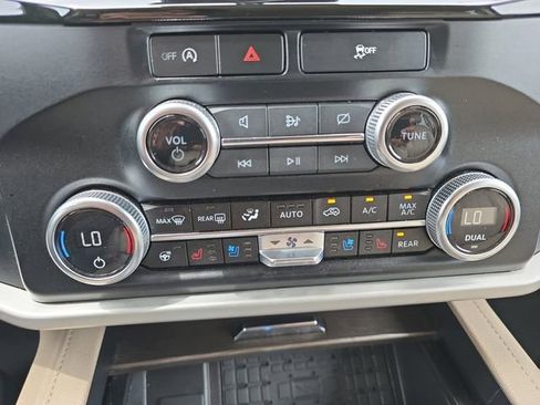Used 2024 Ford Expedition Limited AWD/4WD image 4