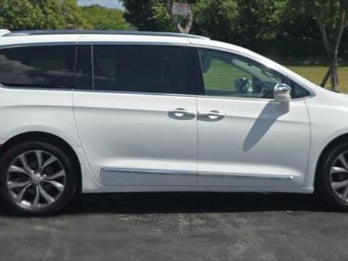 Used 2017 Chrysler Pacifica Limited w/ Tire & Wheel Group FWD image 8