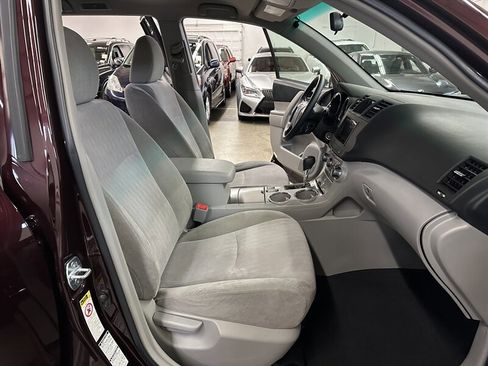 Used 2012 Toyota Highlander SE w/ Tow Pkg image 16