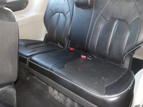 Used 2018 Chrysler Pacifica Limited FWD image 7