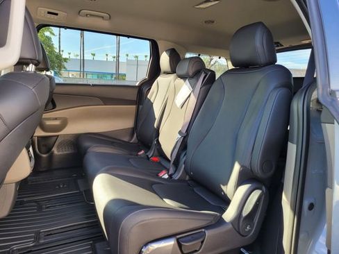 New 2026 Kia Carnival EX FWD image 7